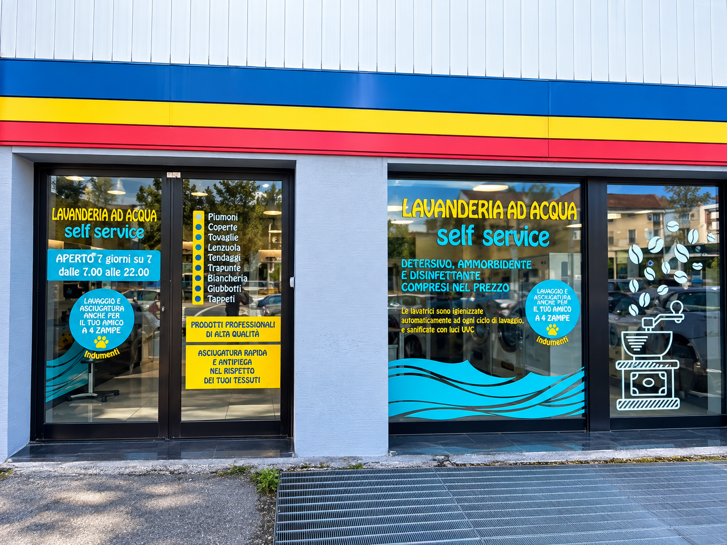 La vera facciata della Lavanderia ad Acqua in Via Magenta 41 a Rho, con vetrine blu e gialle
